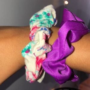 2 scrunchies